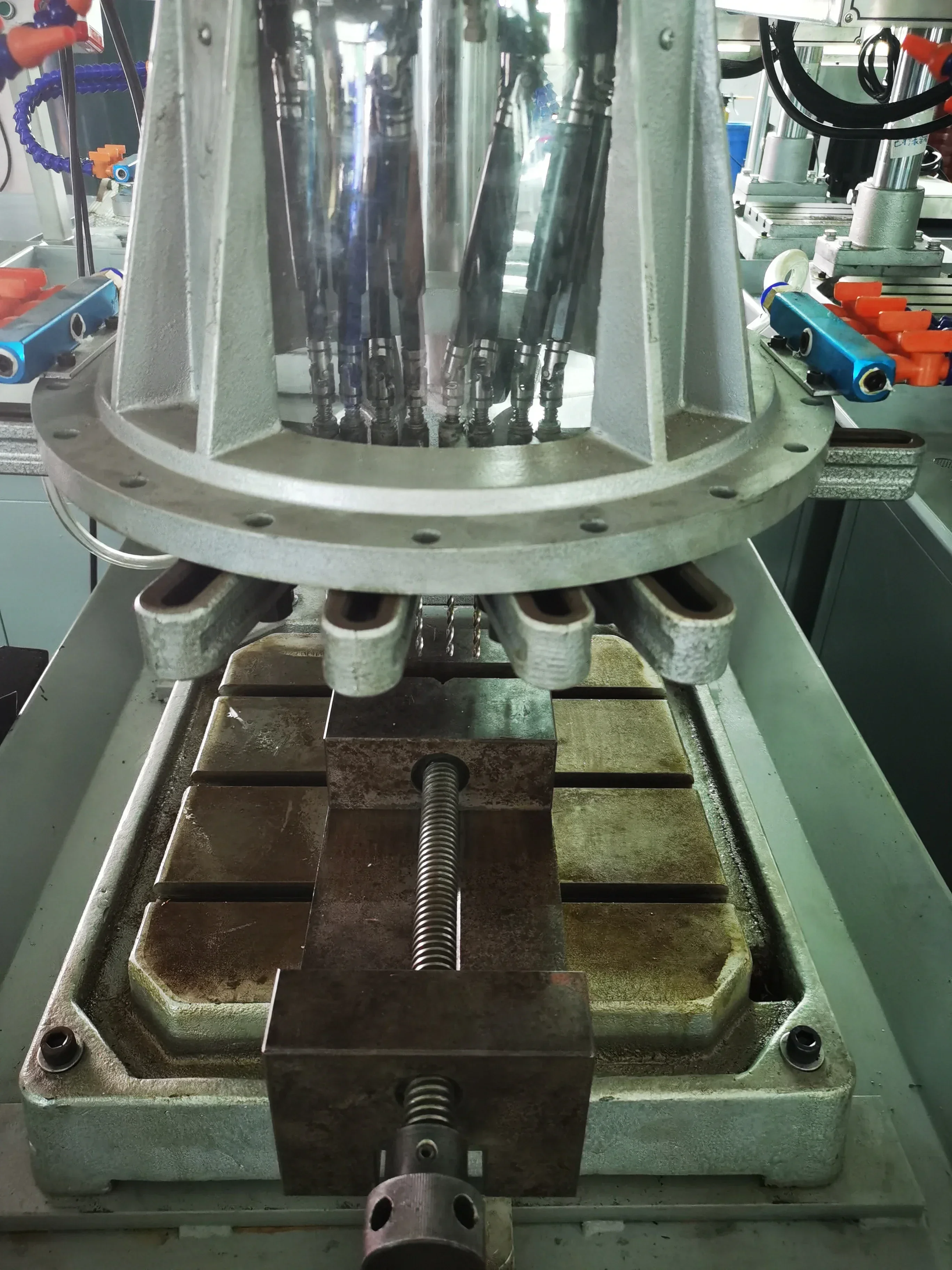 Offres spécialesVentes chaudes adaptées aux accessoires de Machine à tarauder de perceuse broche multiple circulaire