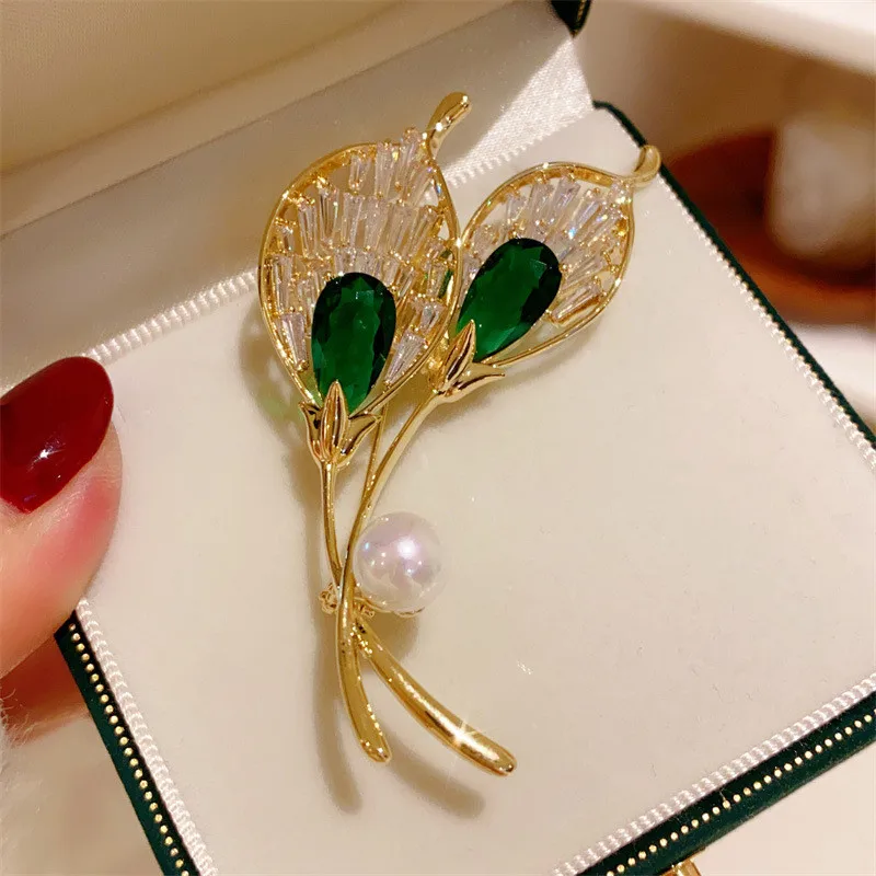 CC Luxury Brooches Imitation Emerald Pearl Tulips Shape Scarf Clasp Elegant Suit Pins Temperament Corsage Sparkly Jewelry B200