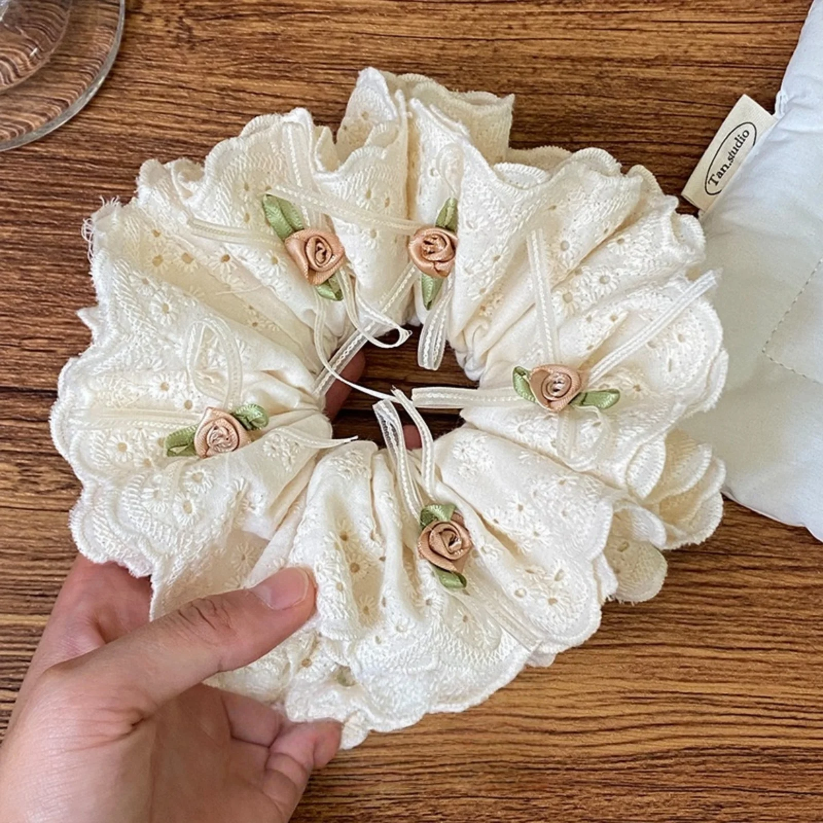 1PC Mori Kei Literary Sweet Fairy Rose Beige Scrunchie, vierlagige hohle Haarschmuck für Mädchen