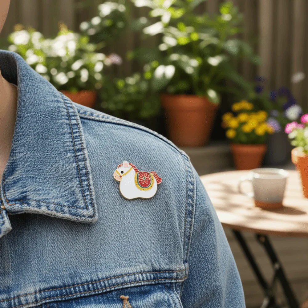 لطيف الكرتون زودياك الحصان بروش الزخرفية رائعة ستيد بروش سبيكة التلبيب دبوس هدية السنة الجديدة