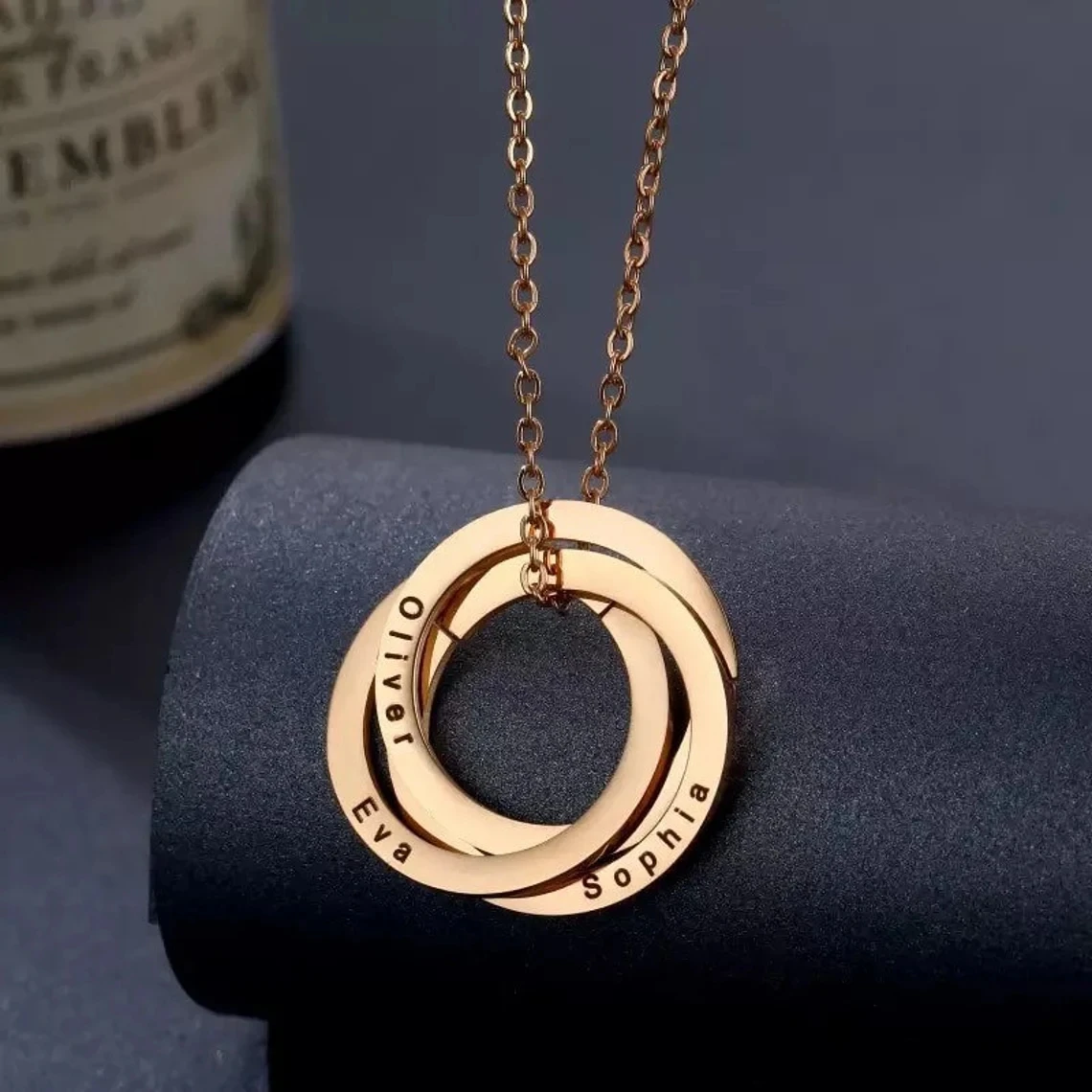 Custom Circle Initial Family Name Personalized Engraved Necklace Linked Circle Stainless Steel Pendant Mothers Gifts for Mom