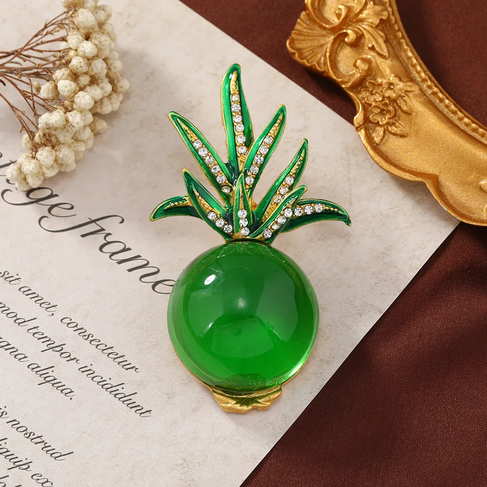 Classic Vintage Women Girls Resin Stone Pineapple Pins Brooches Retro Trendy Creative Design Fruit Crystal Badges Corsage Pin