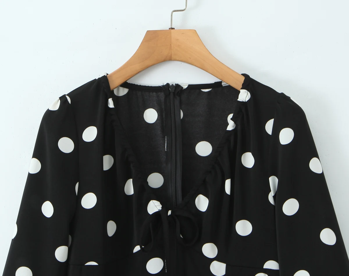 เดรสสั้นสไตล์วินเทจฝรั่งเศส ลายจุดขาวดำ คอวี แขนบาน 3/4  ผูกโบว์  ซิปหลัง  ชุดเดรสสั้นสำหรับผู้หญิง