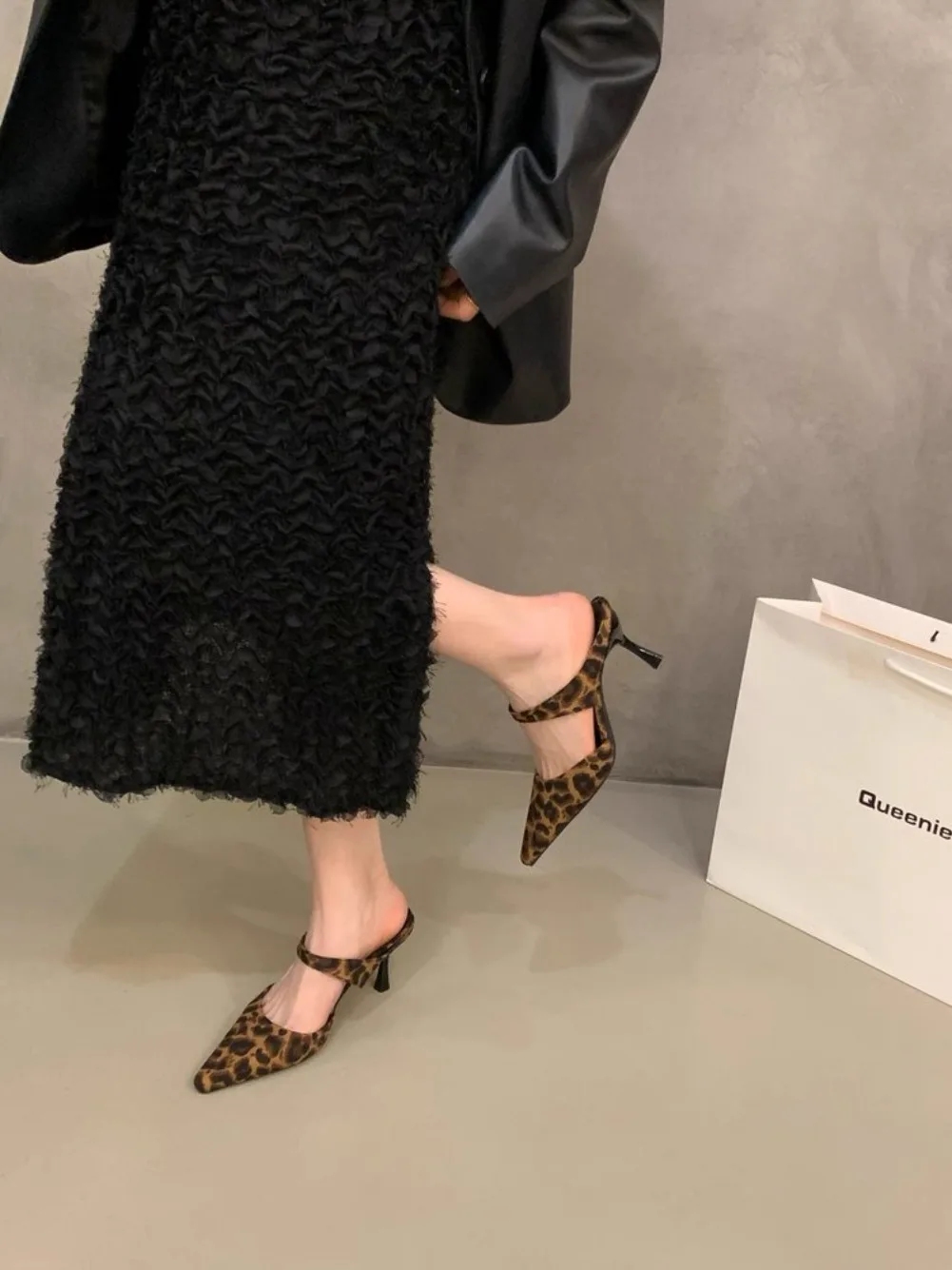 Französische Retro-Damen-Pantoletten mit offener Spitze, spitze Wildleder-High-Heels, elegante Halbschuhe, schlichte neue geschlossene Halbpantoffeln 2026 – Detail 7