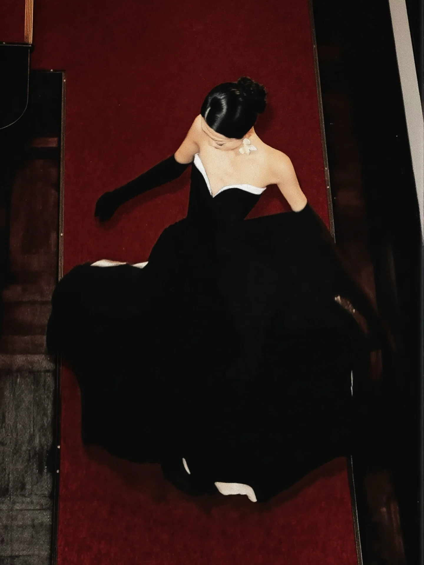 فستان سهرة أسود على طراز هوليوود مع حواف بيضاء بدون حمالات على شكل حرف A مع قفازات طويلة بفتحة عالية، ملابس رسمية للحفلات