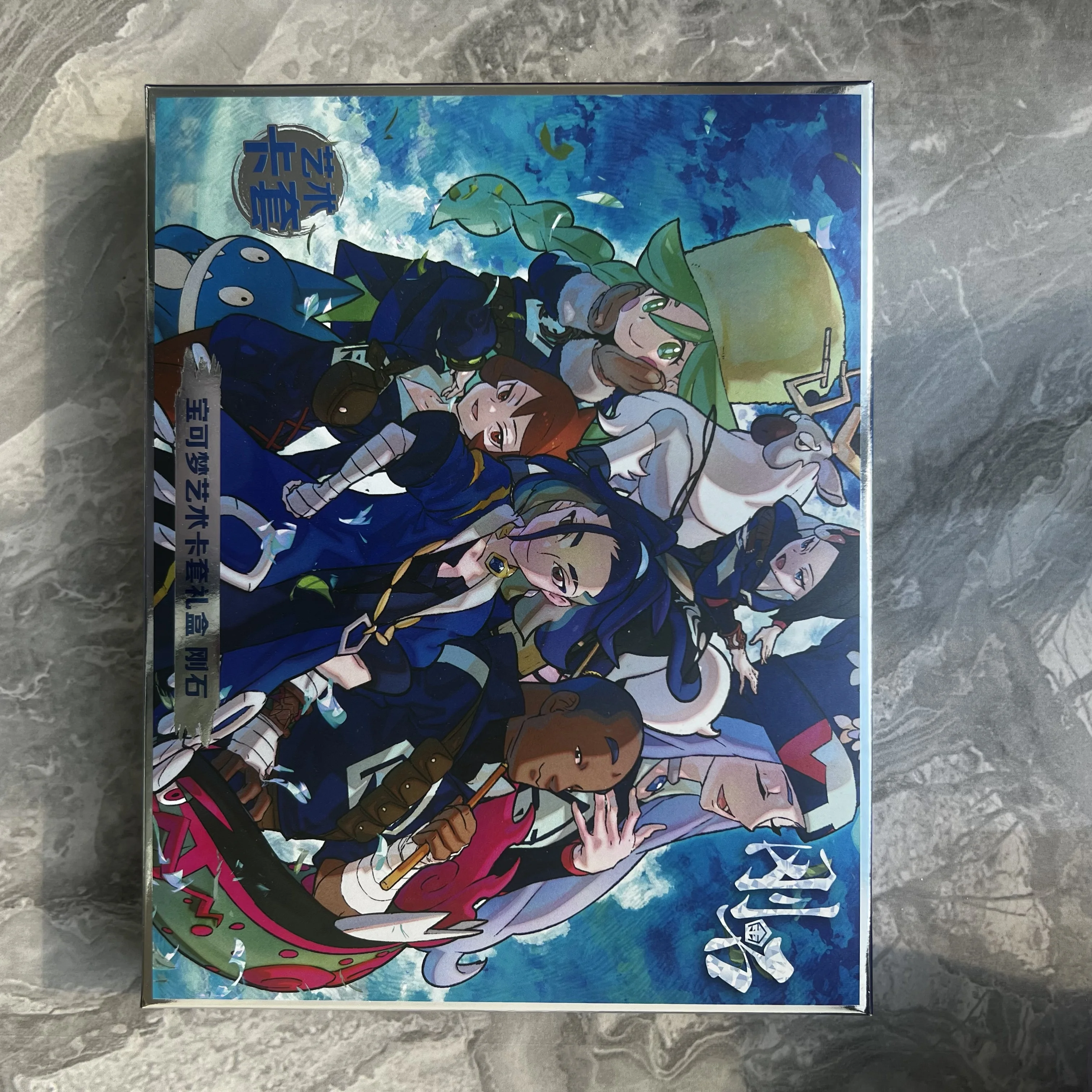 

Элитная тренировочная коробка Pokemon TCG с 64 художественными рукавами для карточек, промо-карточками и пакетами-усилителями для маскарада «Сумерки», официально лицензированными