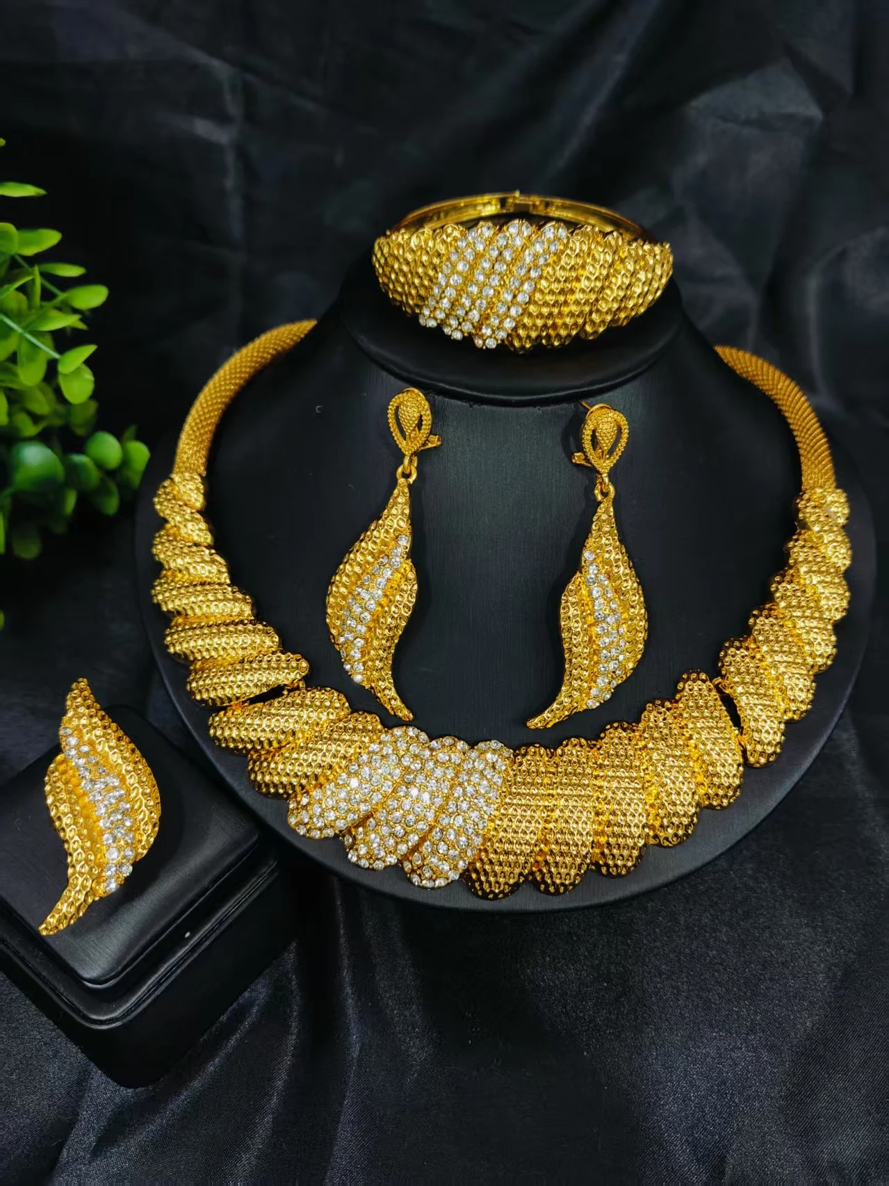 

Indian Fashion 24k Gold Color Charm Necklace Earrings Bracelet Ring Set African Wedding Jewelry Bridal for Dubai Party Gifts