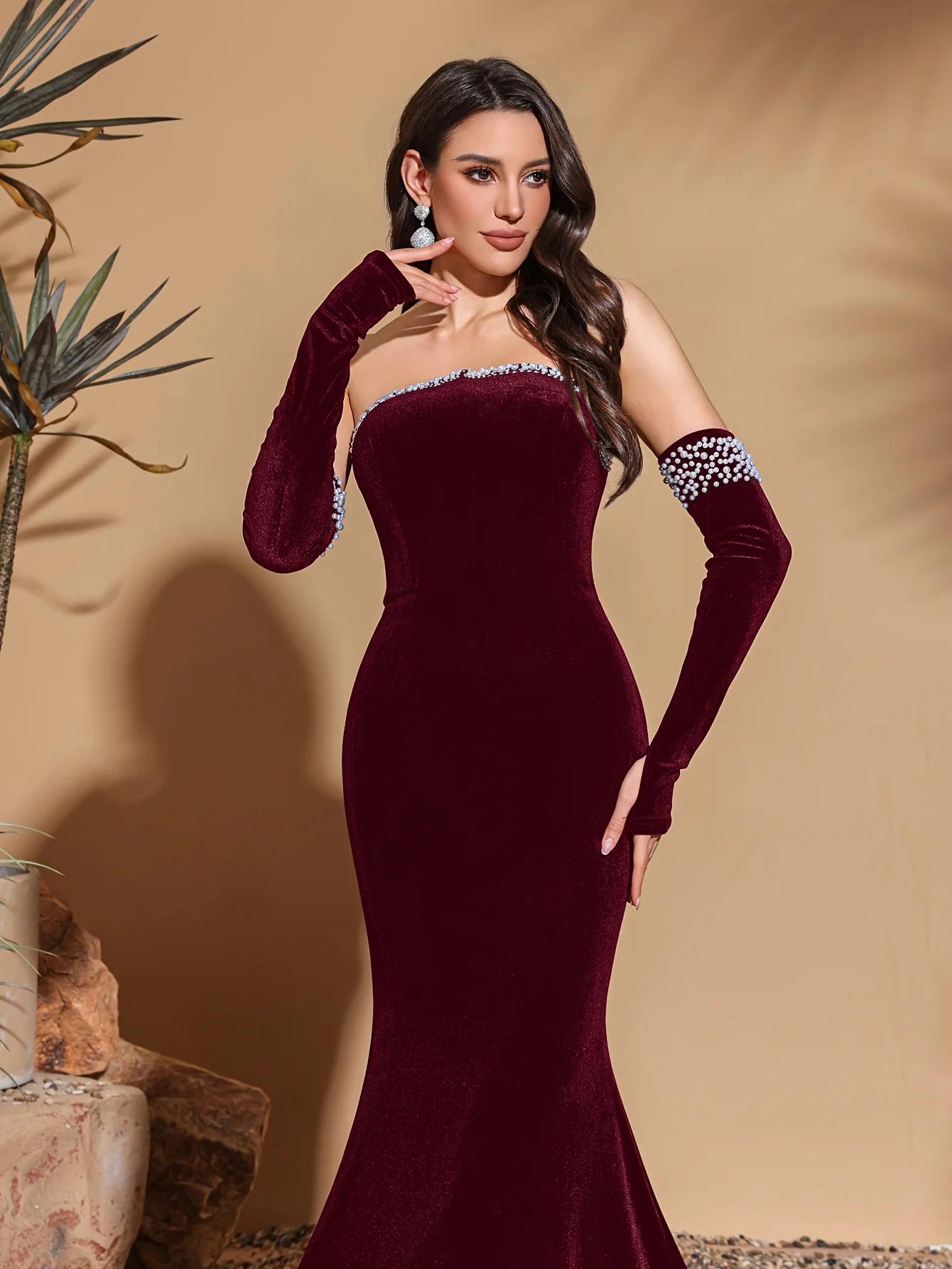 Vestido envoltório de quadril decorado com pérolas sem alças de veludo