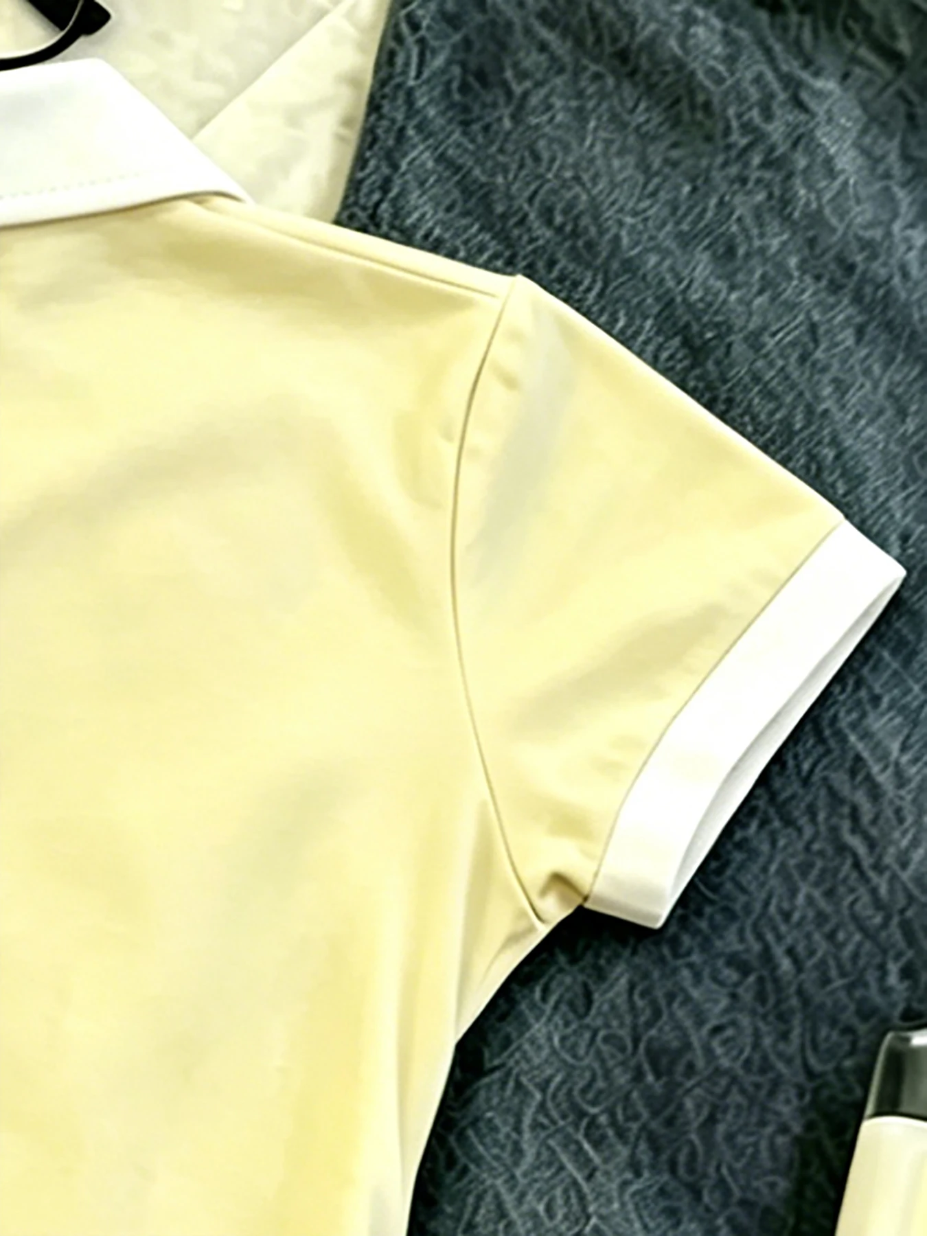 Neues Damen-Poloshirt mit Farbblockierung, vielseitigem Reverskragen und kurzen Ärmeln – Detail 15