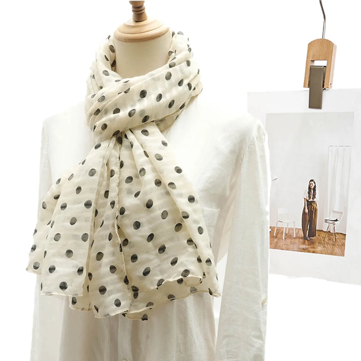 A fashionable and versatile polka dot striped printed cotton and linen thin women\'s scarf and shawl