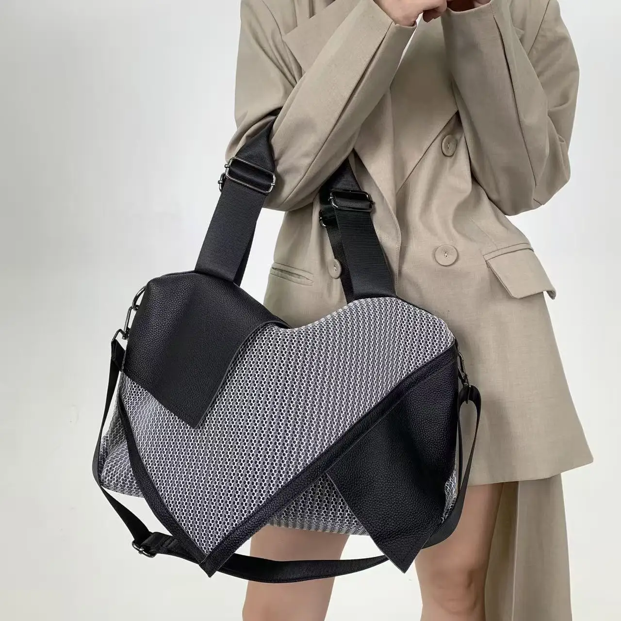 

Ladies' fashionable and personalized patchwork nylon mesh shoulder bag, large capacity retro crossbody handbag