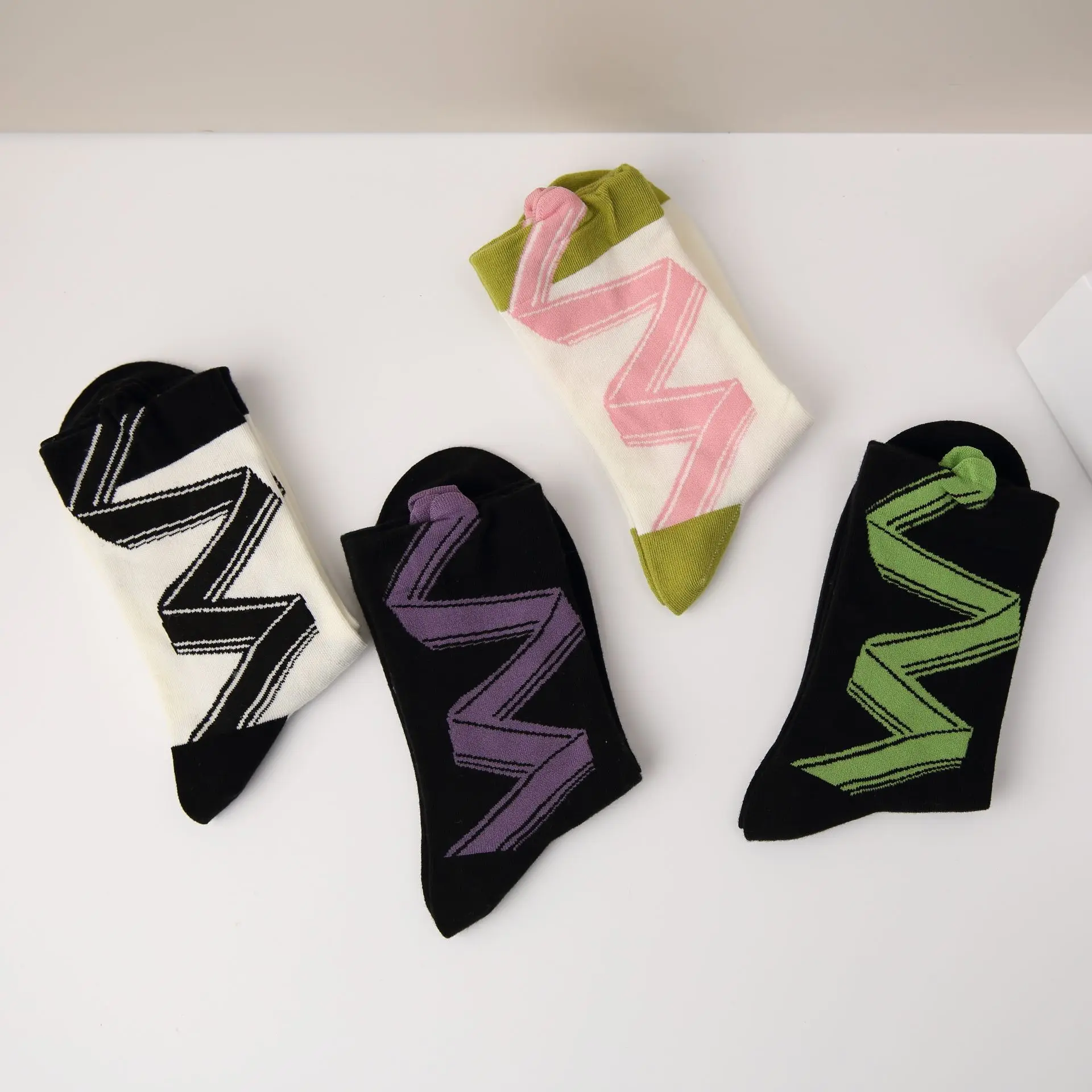 4 Paar Original gestreifte Herbst-Winter-Socken für Damen, abstrakte, geschwungene Linien, französische Wadensocken, trendige Schleifen-INS-Style Mid-Tube-Socken
