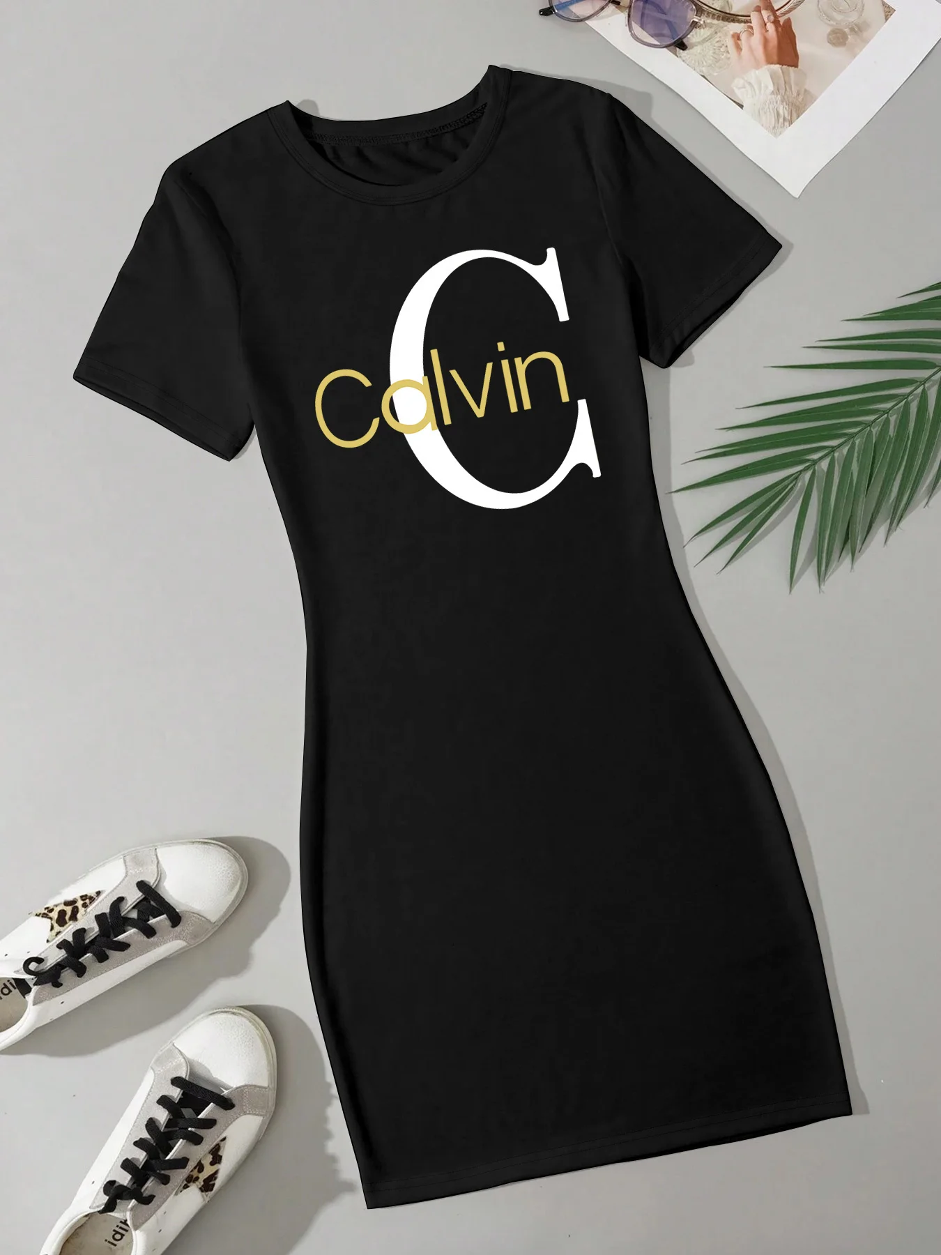 夏の女性のファッションカルビンレタープリントカジュアルセクシーなスリムフィットタイトフィット半袖ラウンドネック Tシャツミニスカート