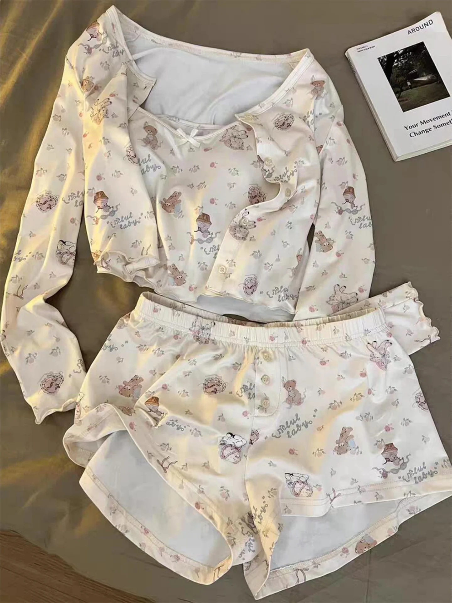 conjunto-de-ropa-de-dormir-para-mujer-estampado-rosa-manga-larga-cardigan-abierto-pantalones-cortos-con-tirantes-cuello-redondo-suave-coleccion-pure-desire-2026