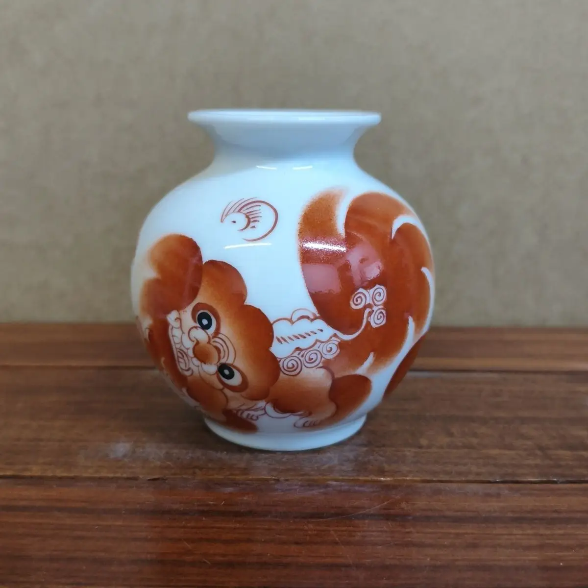 Hand Painted Ceramic Taishi Shaobao Red Lion Apple Zun Decorative Bottle Can Be Used Water Bowl Vase Home Decor