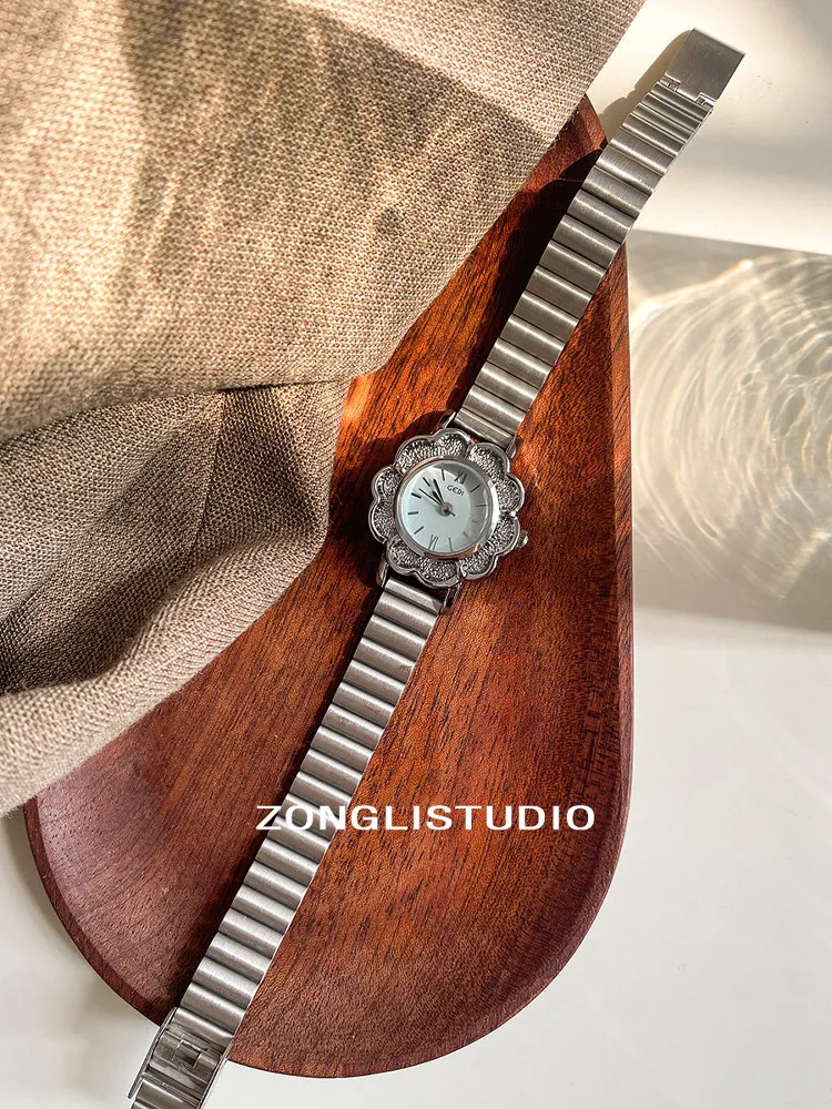 New Round Women'SWatchLuxurious And ElegantWith A Vintage Feel And A Stylish BambooPatterned Strap Fashionable Quartz Wristwatch