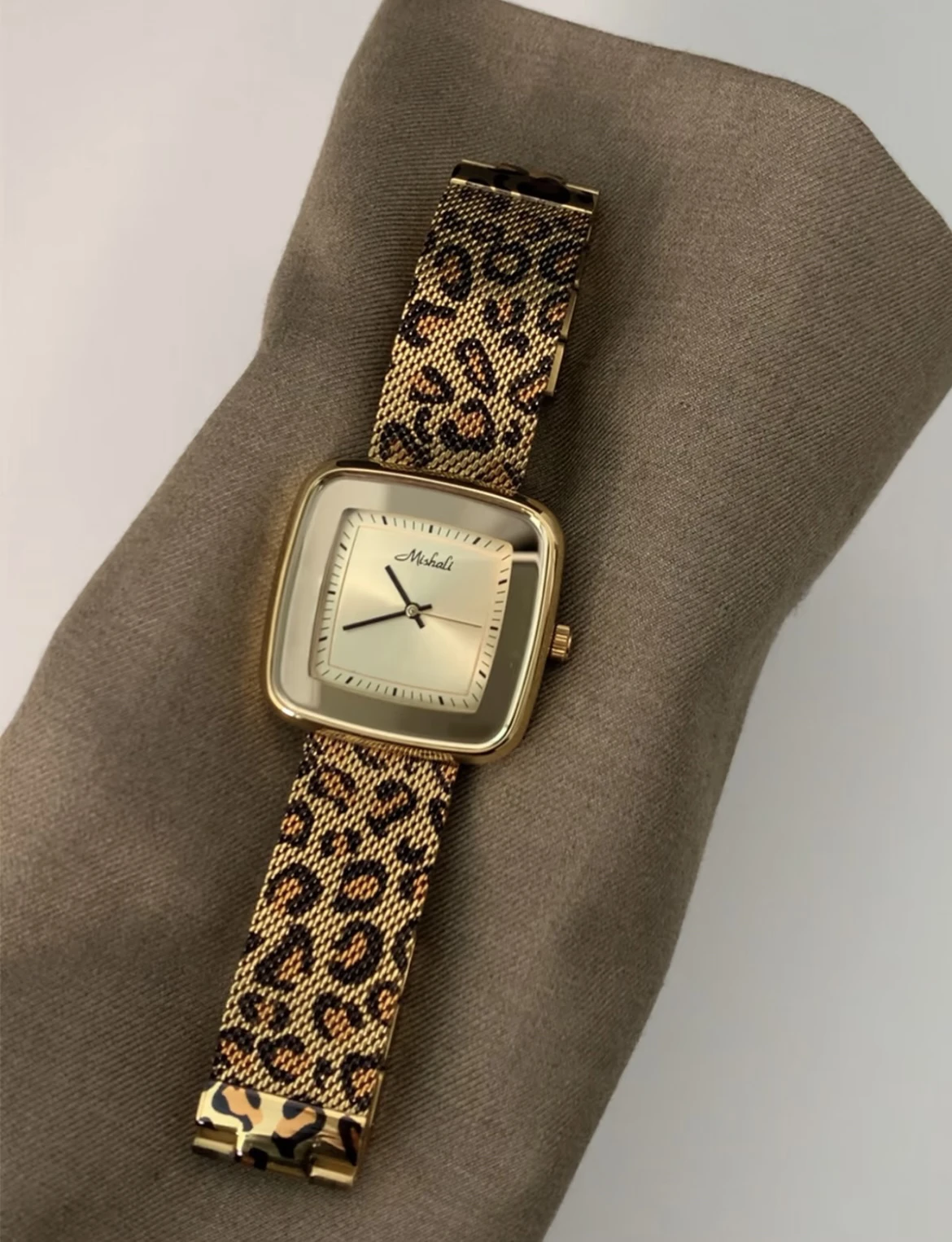 

NewLeopard Print Stainless Steel Watch For WomenFeaturing A Mesh StrapLarge DialAnd A SophisticatedFashionableAnd Trendy Design.