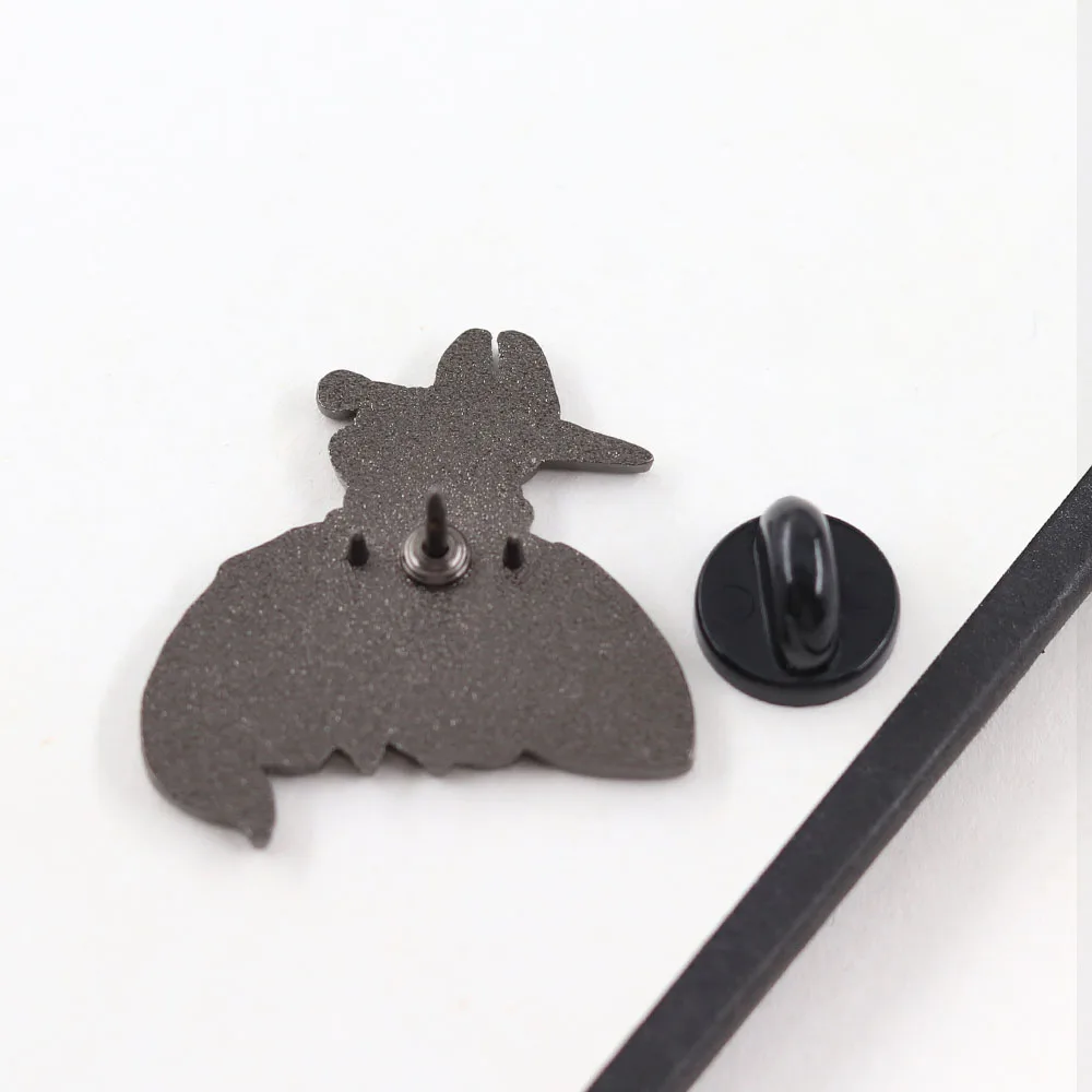 Hollow Knight Silksong Emaille-Pins: Niedliche Hornet-Reitende Glockenbestien-Broschen, Kreative Spiel-Abzeichen, Schmuck-Anstecknadeln, Geschenk für Fans – Detail 3