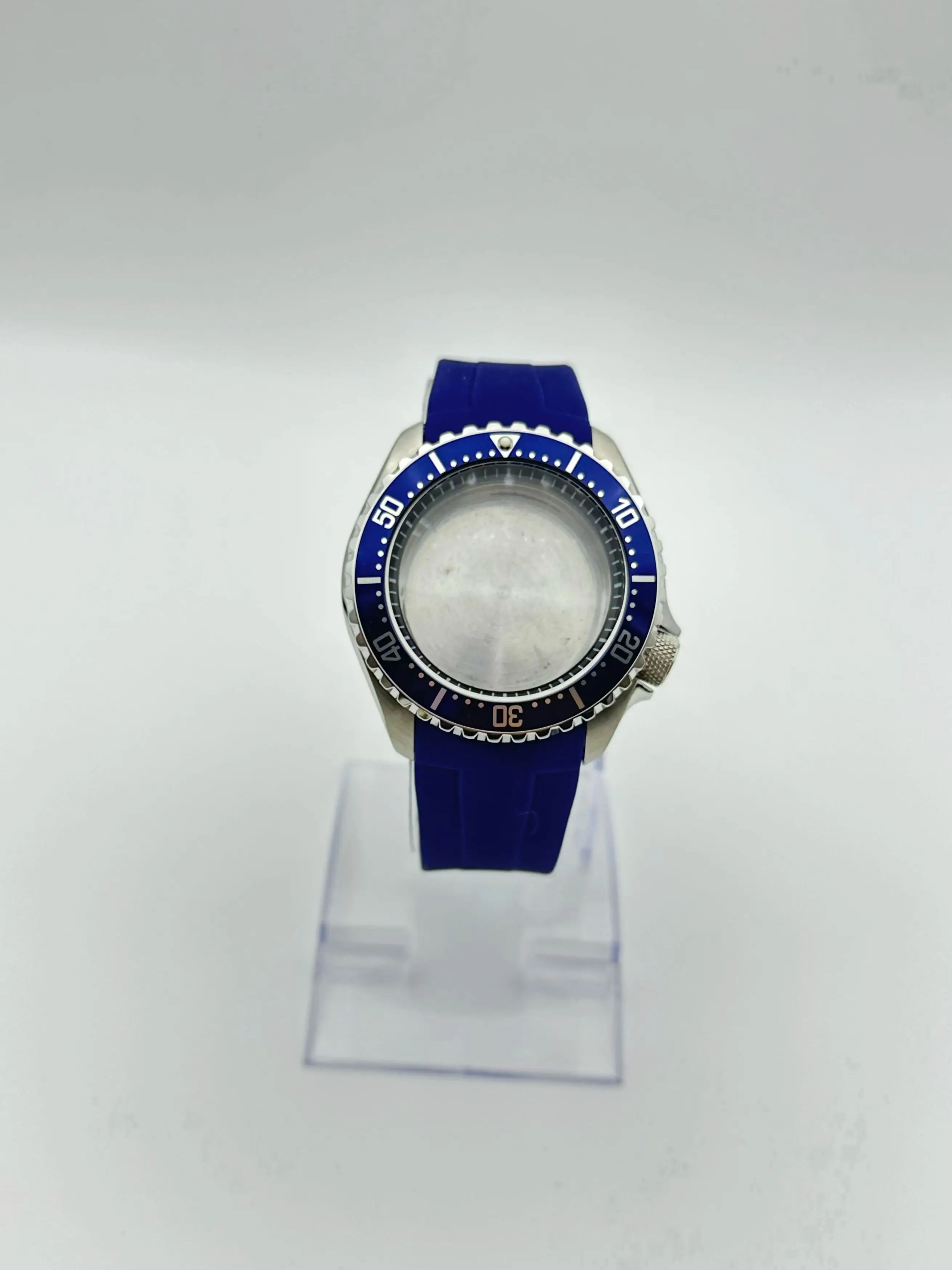 

Our store's 42.5mm stainless steel case is suitable for silicone straps.