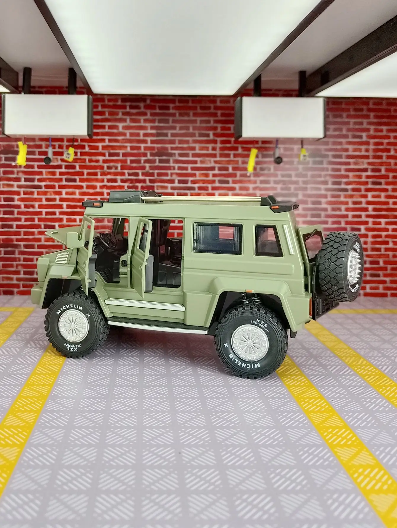 1/28 UNIMOG U5000 Automodel Speelgoeddeuren en de voorkap en kofferbakdeur kan ook worden geopend rijke details, vakmanschap