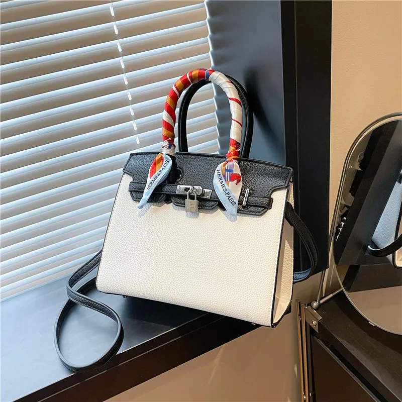 

Элегантная кожаная сумка через плечо для женщин от известного дизайнера, популярный классический стиль, с регулируемым ремешком и просторными отделениями