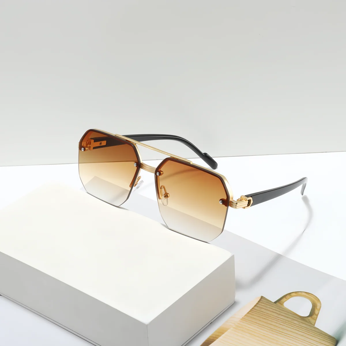 Europäische und amerikanische Retro-Sonnenbrillen im modischen Stil für Damen und Herren, vielseitig einsetzbar für Sonnenschutz und UV-Schutz im Sommer.