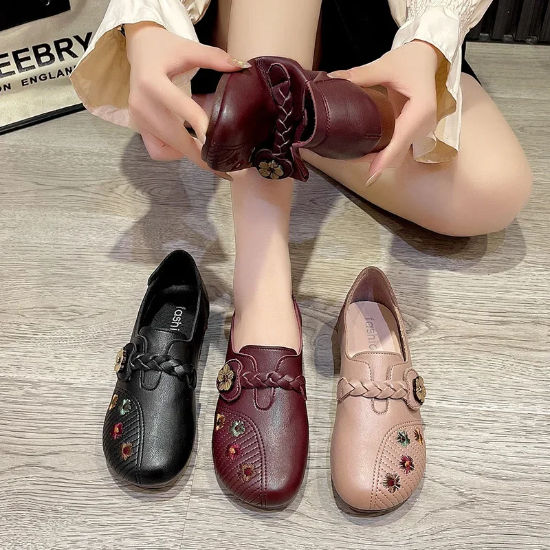 

2024 Hot New Flower Round Head Bean Shoes Women Soft Sole Low Heel Lazy Slip-on Middle-aged Mother Shoes Sneakers