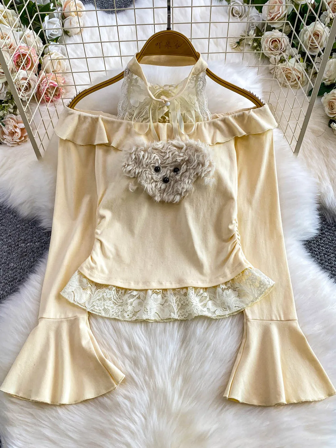 طقم نسائي من قطعتين: تي شيرت بياقة دانتيل مزين بتصميم كلب لطيف يظهر الشباب مع حشوة للصدر وتنورة قصيرة منفوشة