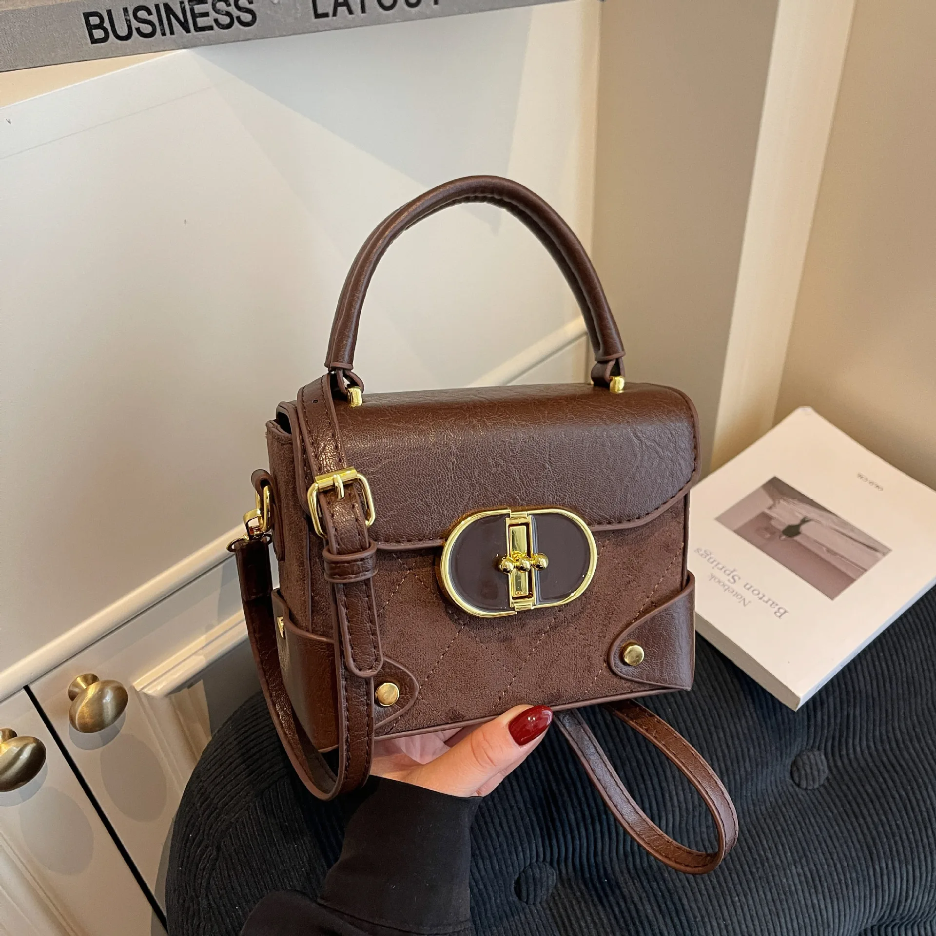 

Маленькая квадратная сумка контрастного цвета, женская новая сумка-мессенджер в стиле ретро, нишевая дизайнерская сумка, высококачественная сумка в иностранном стиле Tide