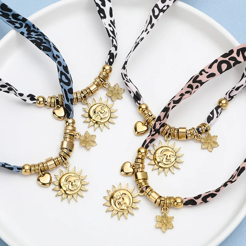 

Leopard Print Stainless Steel Necklace Sunflower Heart Pendant Floral Charm Simple Elegant Statement Jewelry for Women