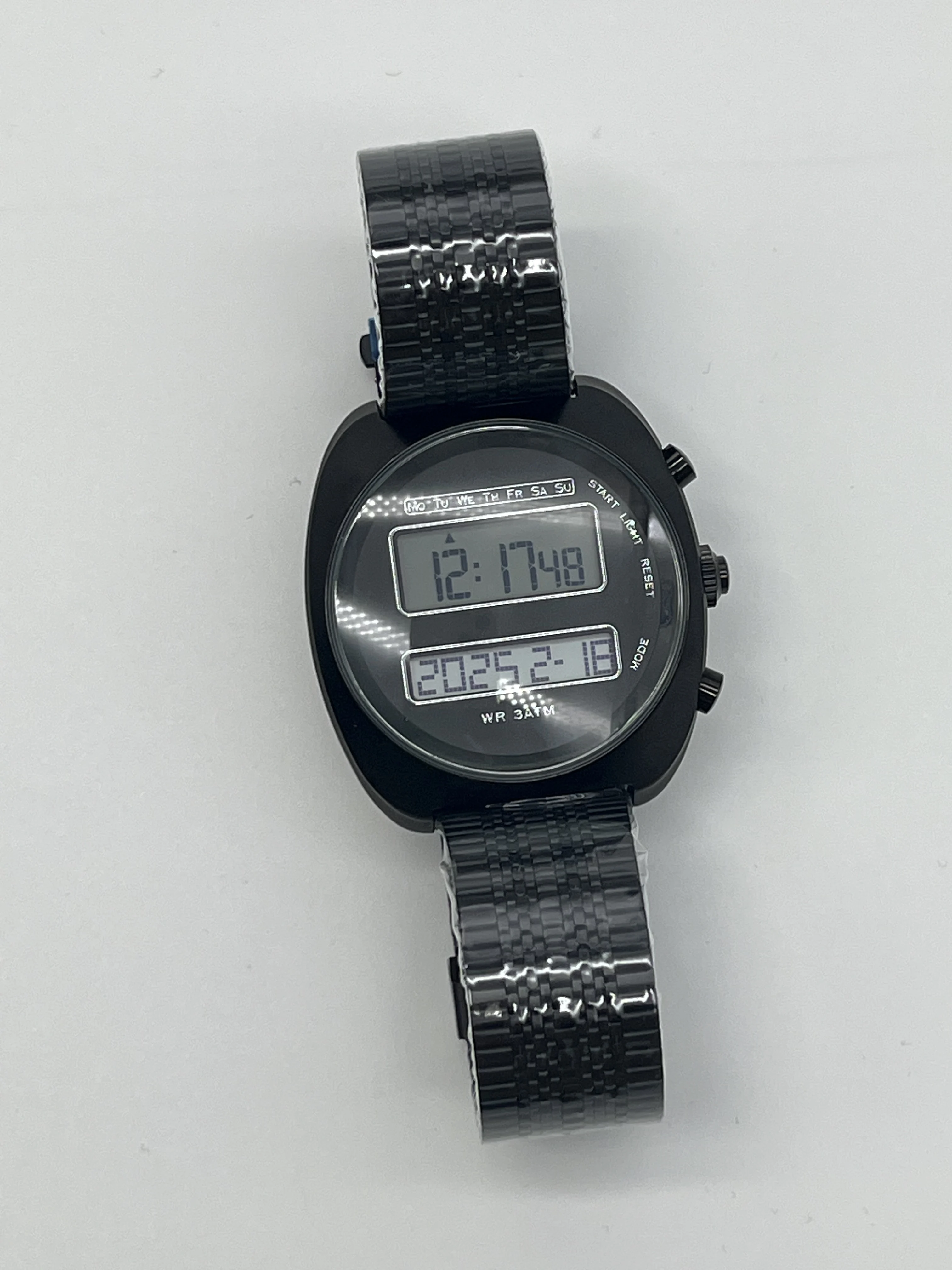 ساعة كلاسيكية بتصميم مستقبلية كرونود ريترو 1970s ساعة عرض إلكترونية مزدوجة LCD هيكل من الفولاذ المقاوم للصدأ