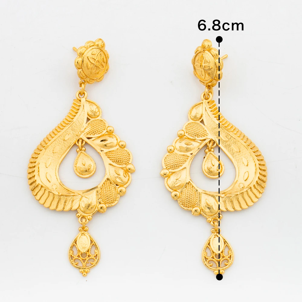 Schmuckset in italienischer Goldfarbe für Damen, bestehend aus Anhänger-Halskette und Ohrringen, im Bohème-Stil, ideal für den täglichen Gebrauch. – Detail 14