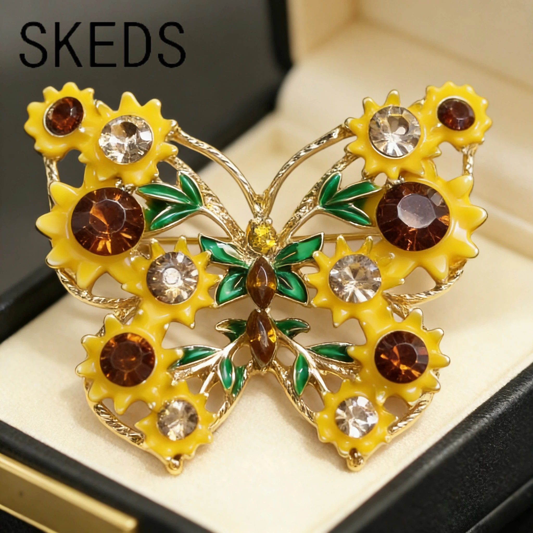 SKEDS Vintage-Brosche mit gelbem Schmetterling im französischen Stil, elegante und raffinierte Insektennadel für Damen und Herren, Bankett-Party-Schmuck