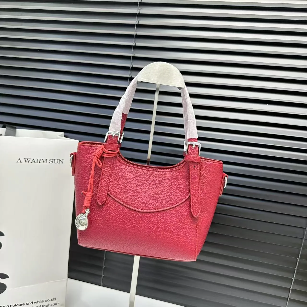 

Elegant Women Luxury Leather Tote Bag High End Designer Shoulder Handbag Perfect For Modern Urban Daily Wear