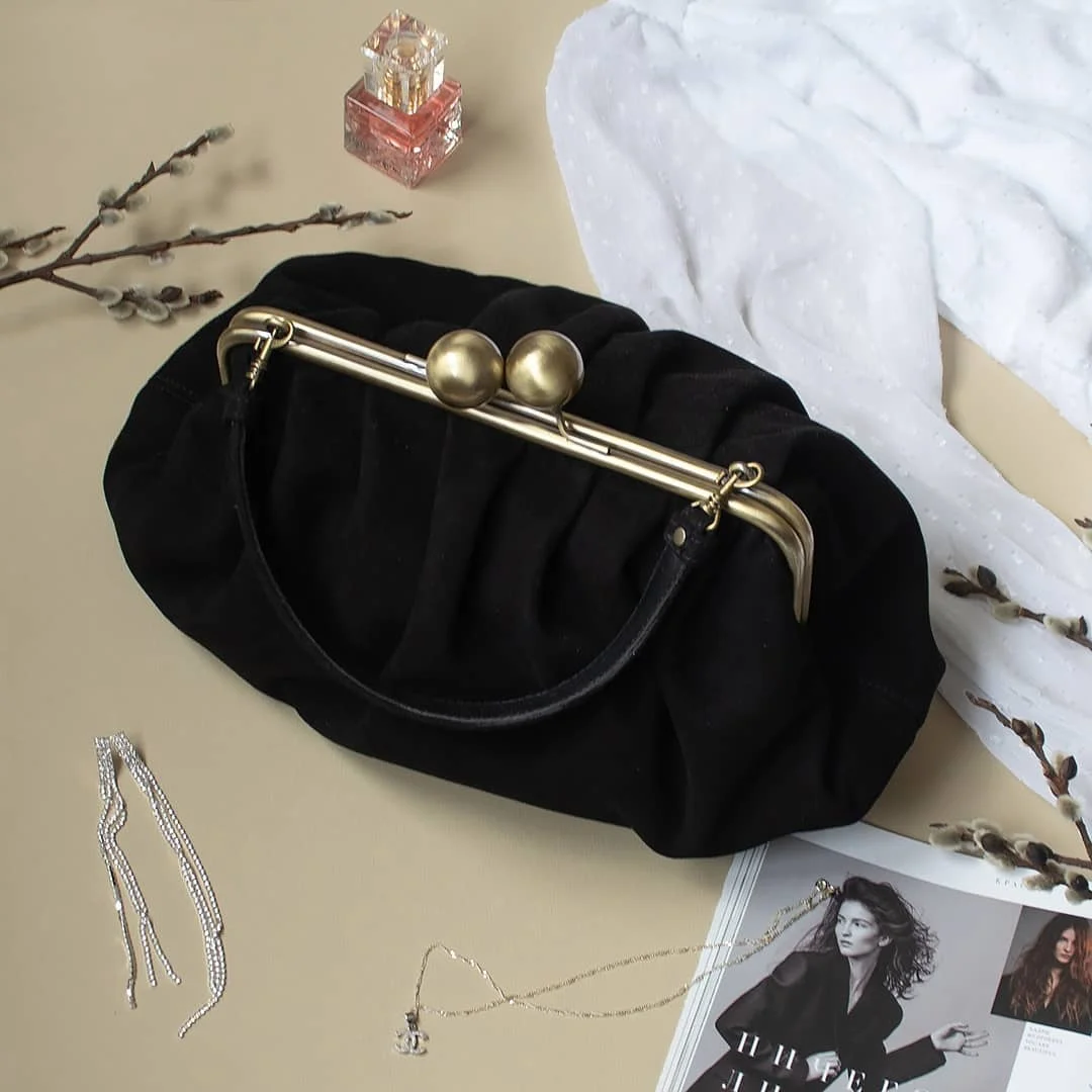 

LOST IN VINTAGE Black Velvet Bag Clutch Kiss-lock Simple Soft Finish Voluminous and Spacious Shape Brass Fittings 38x20x9cm