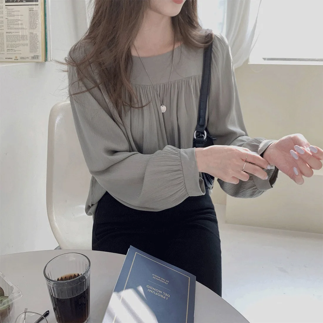 

2023 early autumn new Korean version of long-sleeved loose square collar top solid color shirt female design sense chiffon shirt