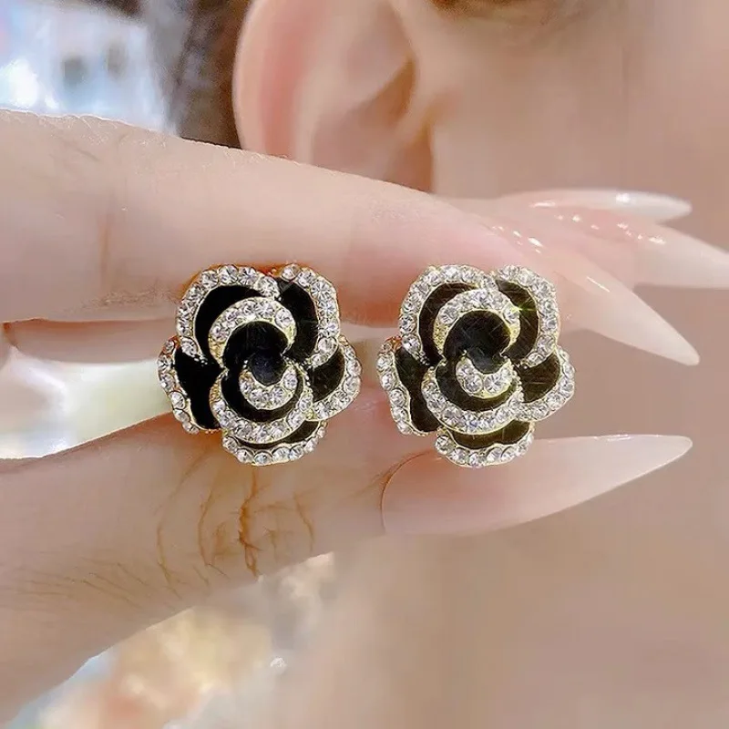 Sexy and Shiny Rhinestone Black Camellia Flower Earrings Luxury Accessories for 2024 Fashion Jewelry Women\'s and Girls\' Party