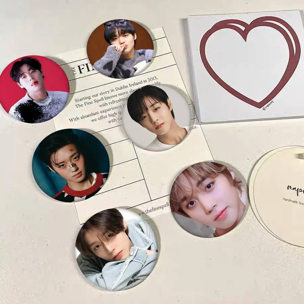 Koreanisches P-PARK JI HOON Rundes Abzeichen Kreative Brosche Kleidung Rucksack Accessoires Anstecknadel
