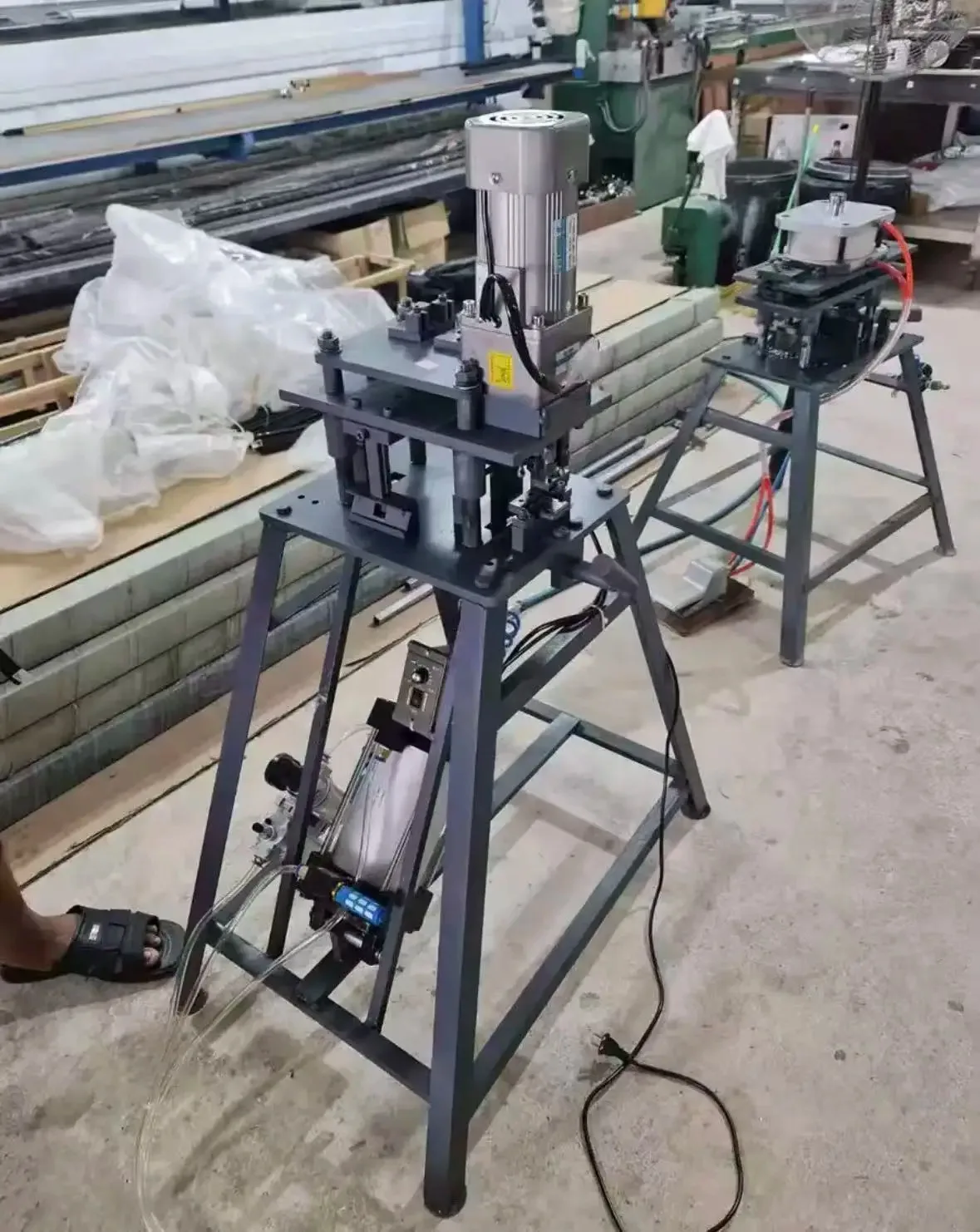 Door frame manual punching and drilling machine for hinge countersink screw hole processing