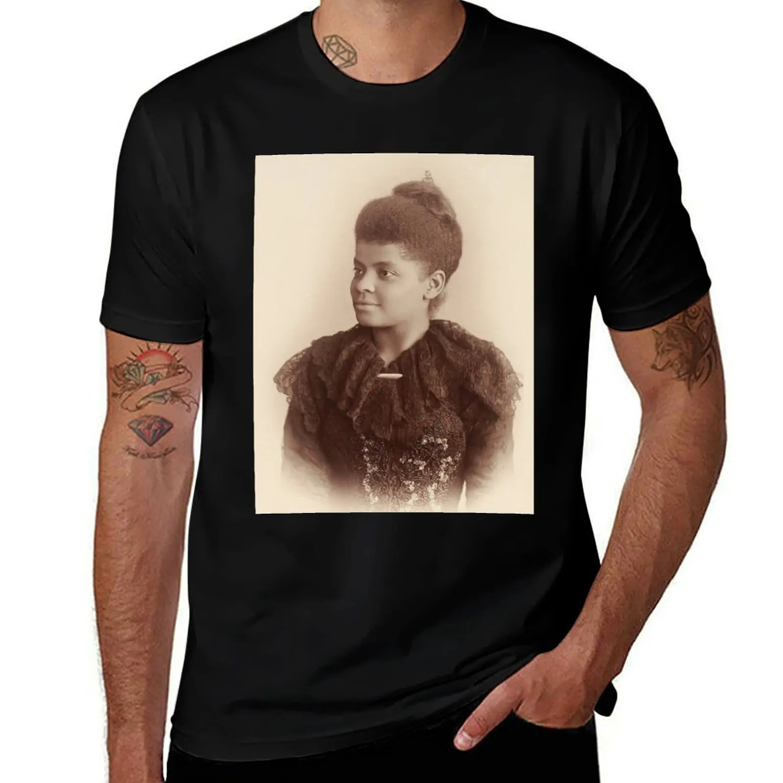 g بورتريه ماري بواسطة قميص (1893) تي شيرت رجل أساسي للرجال لتي شيرتات قطن B. تي شيرت رجالي ويلز إيدا تي غاريتي
