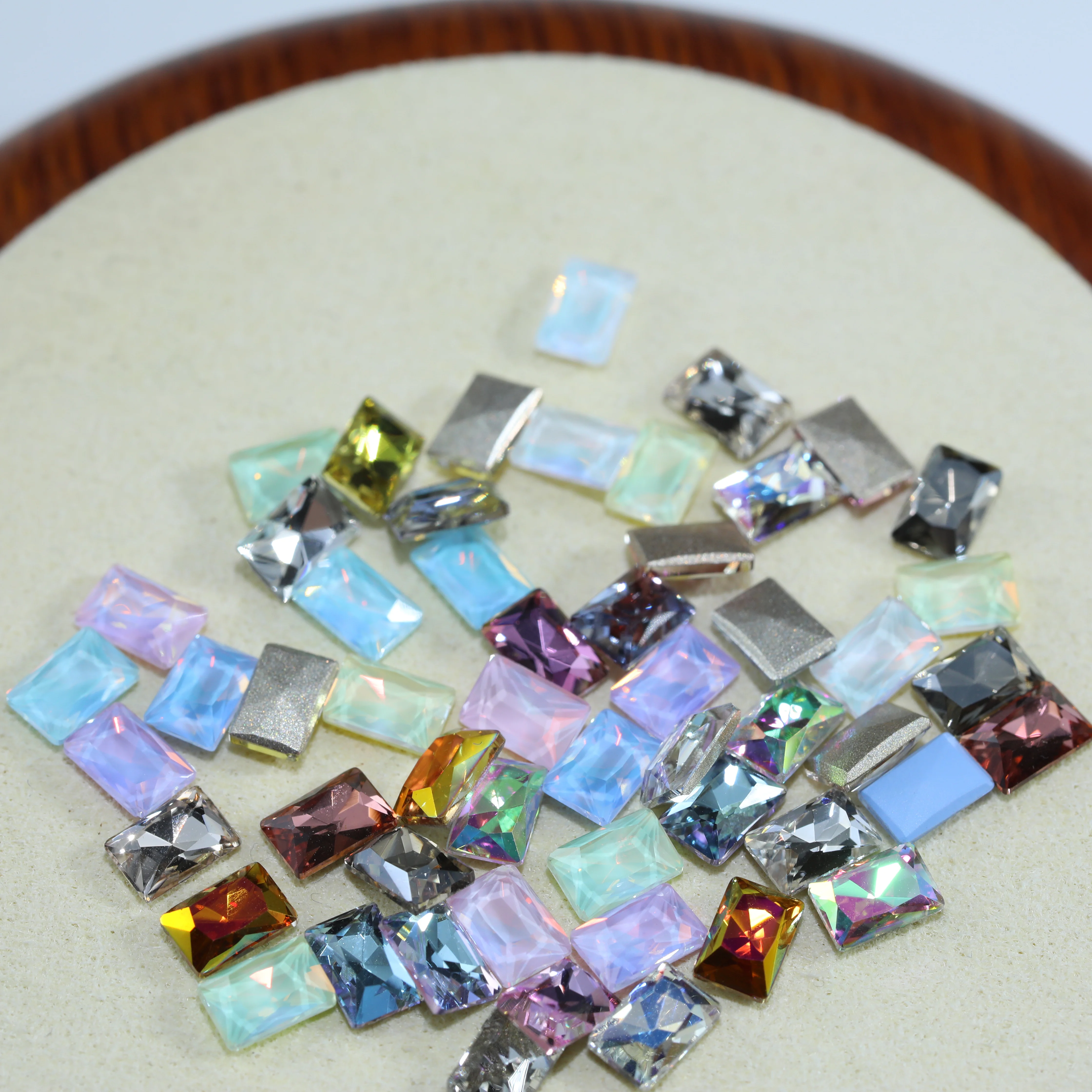 Funkelnde Kristallsteine mit Stufen-Schliff, flacher Rückseite und abgeschrägter Kante, Plus-Serie, Strasssteine für DIY-Bastelzubehör, Nagelkunst, Taschen, Hochzeitskleider – Detail 4