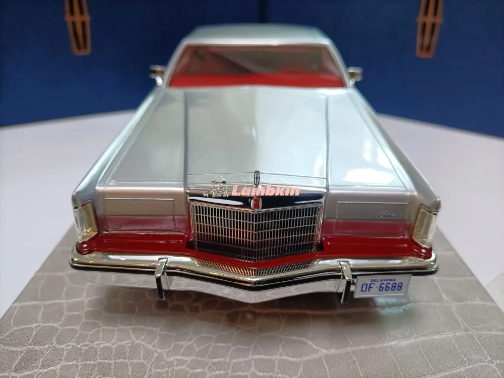 AMC 1:18 For Lincoln Continental Mark V Red and Silver Special Edition Limousine Model Collectible Ornament Gift Miniature