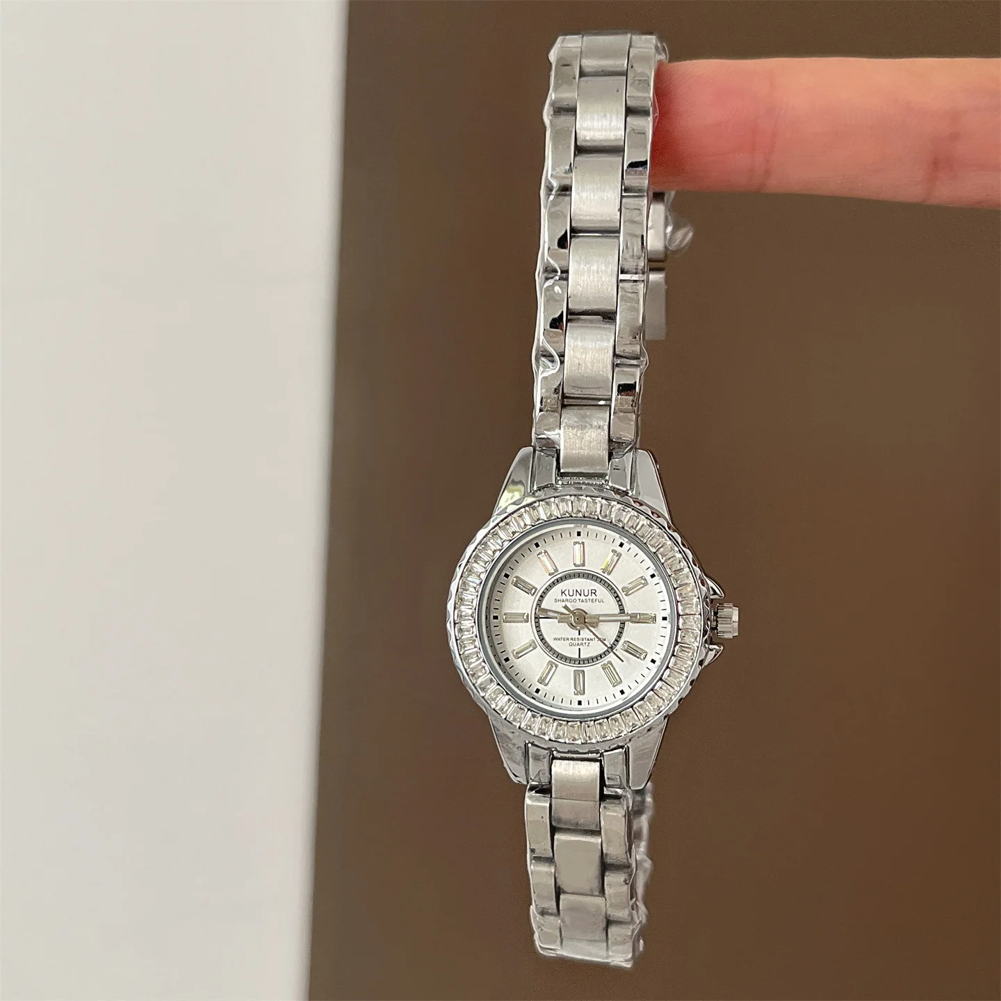 Montre pour femme avec bracelet rond en acier exquis avec petit cadran, sélection de montres et d'accessoires à la mode et haut de gamme.