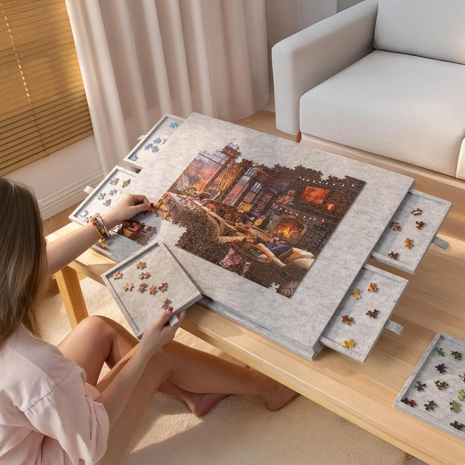 

1 Set Tilting Puzzle Board with 6 Drawers, 2-in-1 Lid & Stand, Portable Felt Surface for Organizing 1000+ Pcs, Lightweight