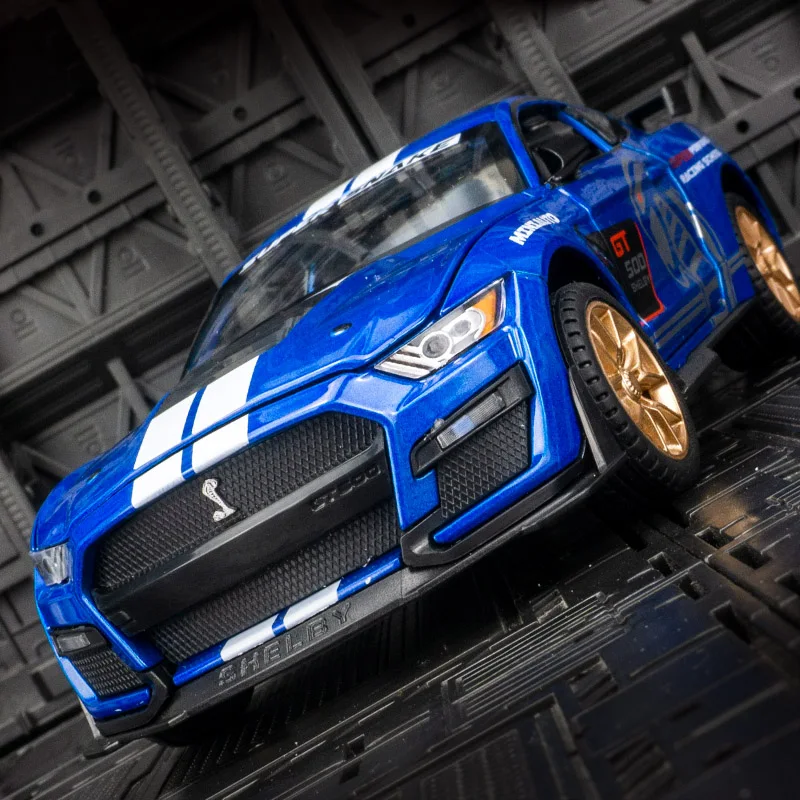 

1:24 Ford Shelby GT500 модель автомобиля из сплава, рулевое управление, возвратная акустооптическая игрушечная дверь и багажник капота, можно открыть.