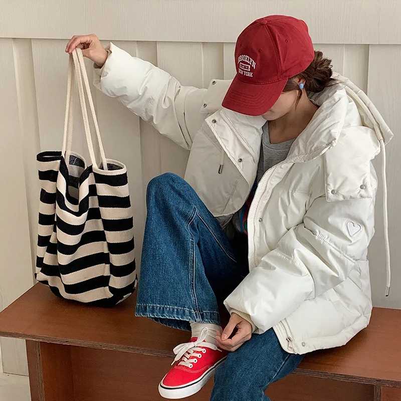 

Женская зимняя утепленная хлопковая куртка 2025 года, новая модная модель, маленький размер, пуховик из хлопка, легкий, для повседневной носки, на молнии...