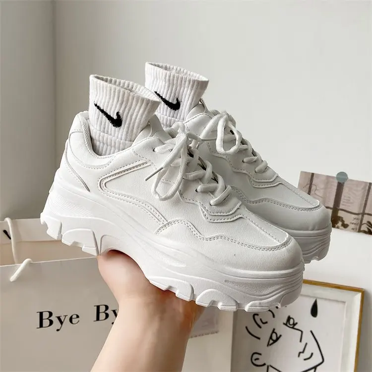 Sneakers goffe da donna suola spessa altezza crescente scarpe sportive stringate moda antiscivolo Versatile Casual 2024 nuovo