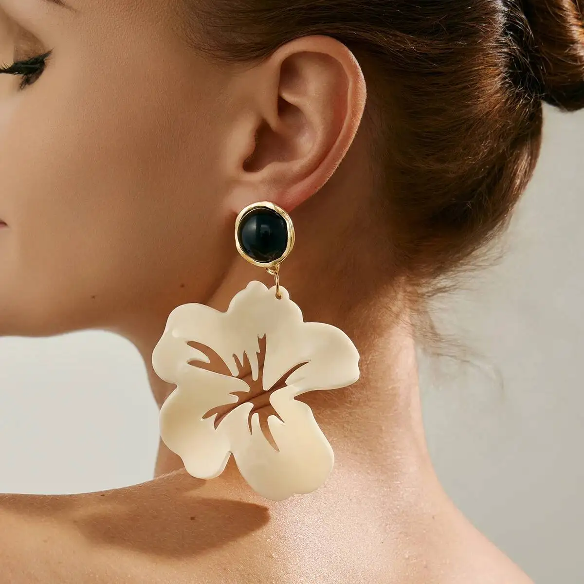 SHIXIN أنيقة الاكريليك زهرة كبيرة قلادة أقراط للنساء رومانسية البيج الراتنج الأزهار إسقاط أقراط الزفاف بوهو مجوهرات 2026 #3