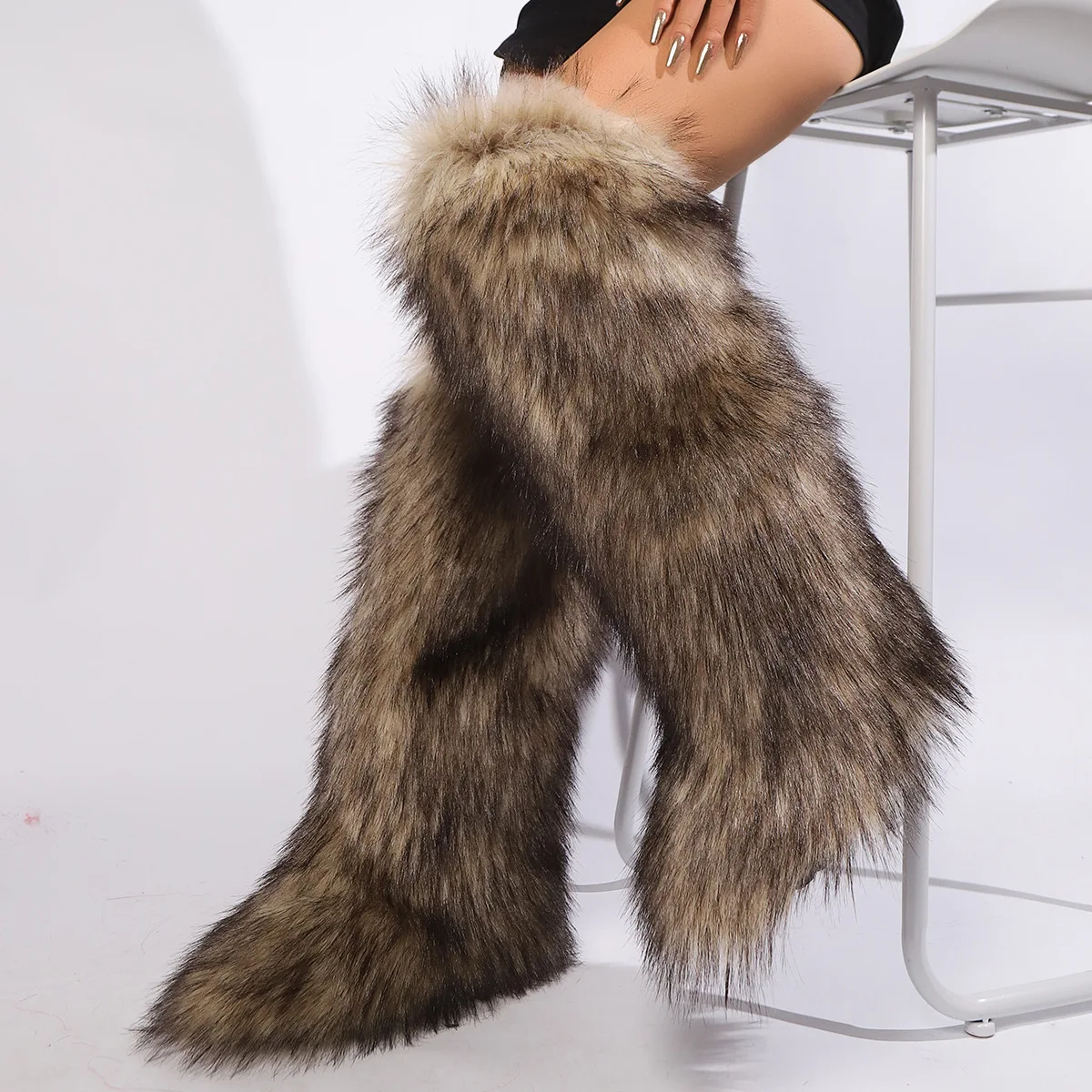 المنغولية فراء الأحذية الركبة عالية الشتاء للنساء 2025 جديد كعب مسطح الثلوج أحذية طويلة أفخم فروي الأحذية حجم كبير 46