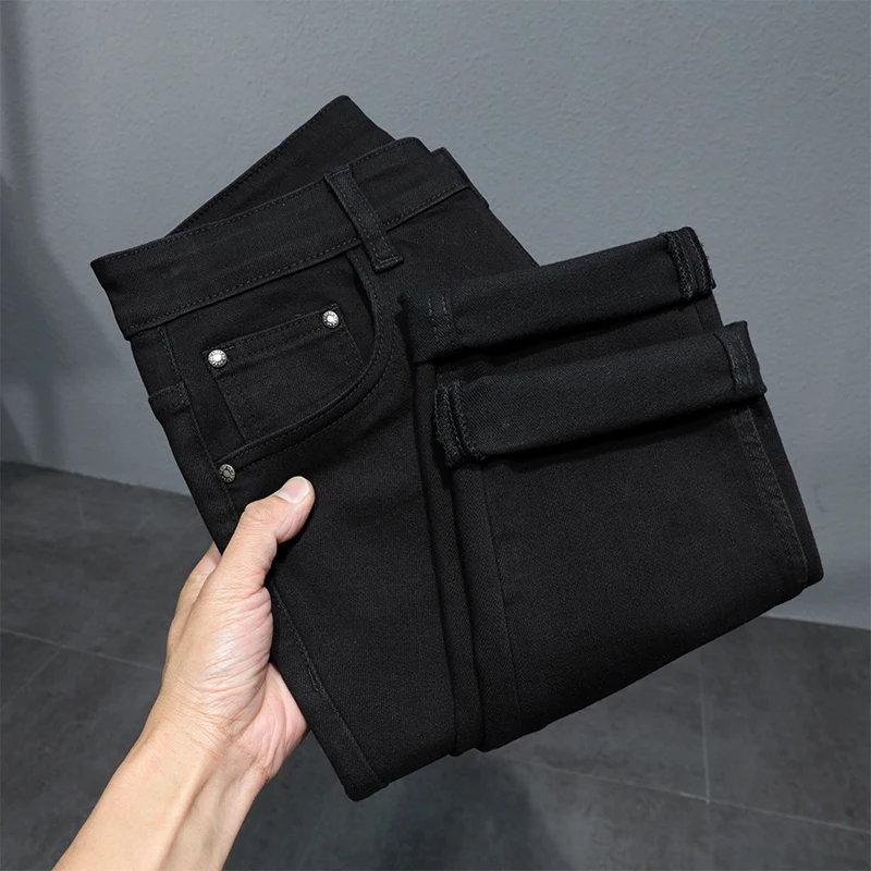 Pantalones vaqueros sin decoloración de color negro puro para hombre, pantalones delgados elásticos finos de verano, tela suave transpirable, pantalones ajustados simples de gama alta a la moda